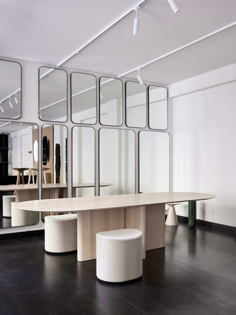 Malte Gormsen showroom Store Kongensgade. MG210 spisebord i dansk bøg. Design Norm Architects.