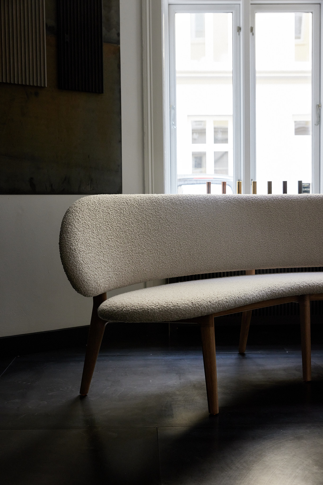 Spisebordsofa designet og lavet af Malte Gormsen Møbelsnedkeri for restaurant Geranium.